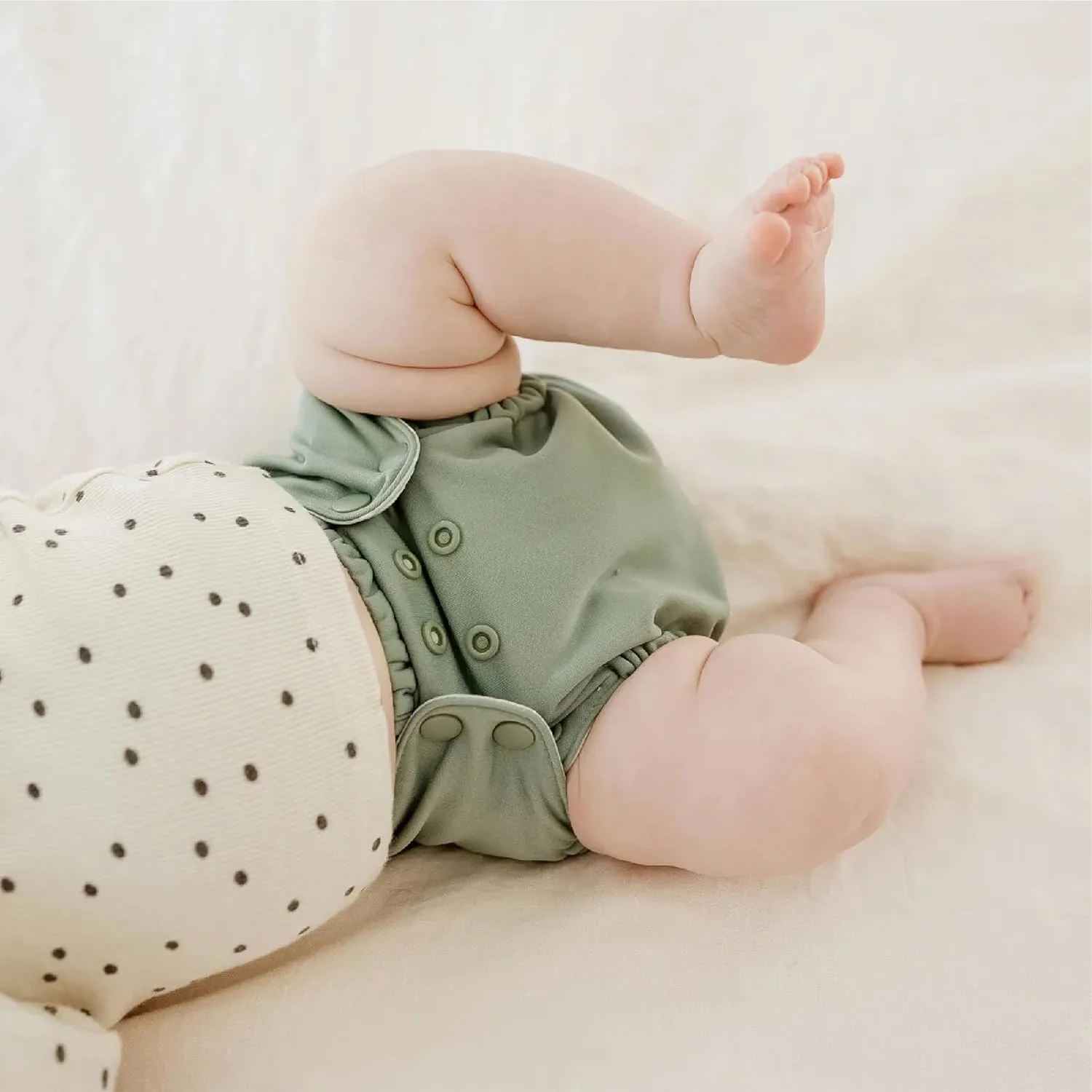 Esembly Cloth Diaper Try-It Kit, Starter Gift Set, Includes 3 Organic, Reusable Diapers Inners, 1 Stylish Outer, Patented Detergent & Wet Bag - Earth-Friendly Diapering, Aloe, Size 2 (18-35lbs)